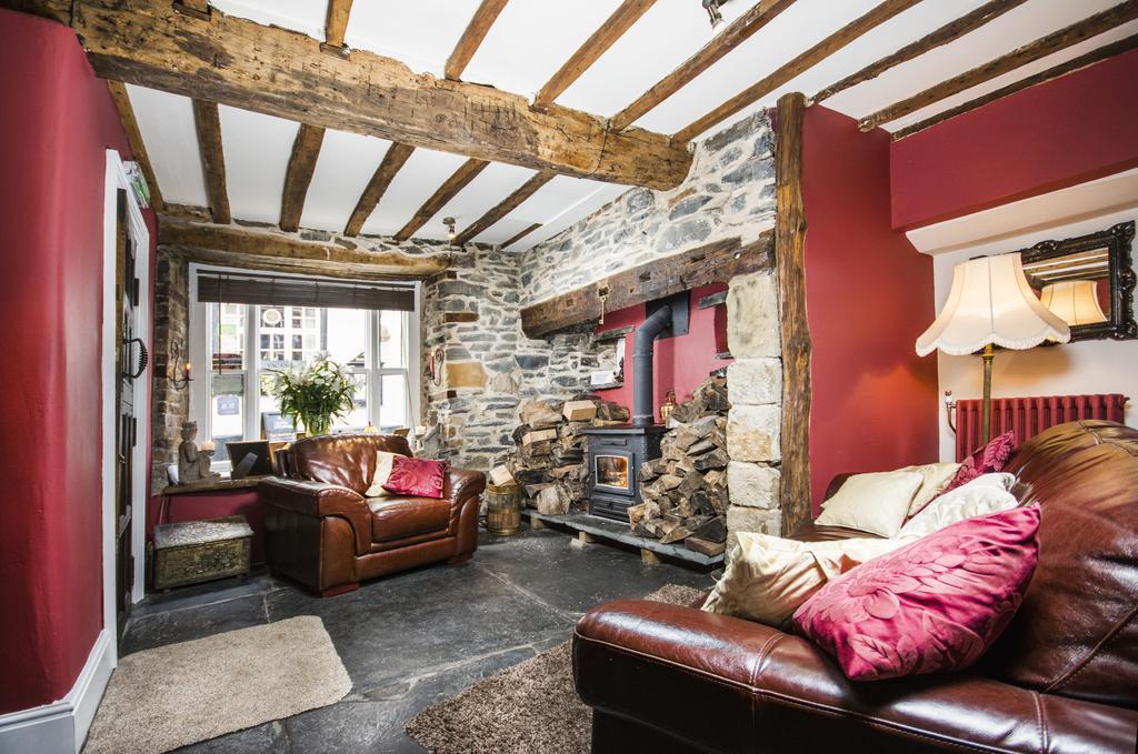 Self Catering Accommodation, Cornerstones, 16Th Century Luxury House Overlooking The River Llangollen Exterior foto